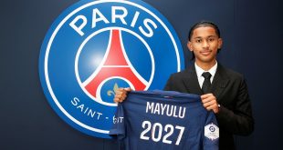 Senny Mayulu signs his first Paris Saint-Germain professional contract!